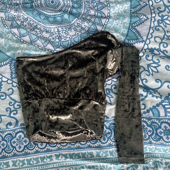 ONE SHOULDER OLIVE VELVET TOP FROM URBAN OUTFITTERS - Picture 2 of 3